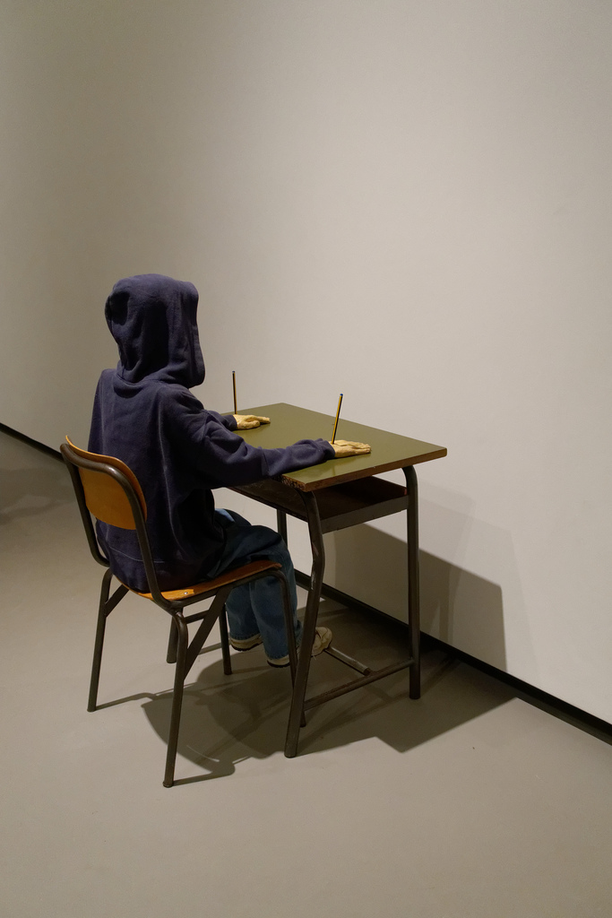 Opera "Charlie dont'surf",  autore M. Cattelan, 1997.