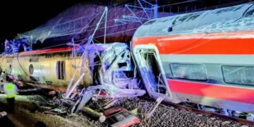 Due treni ad alta velocità deragliati e gravemente danneggiati dopo un violento scontro notturno in Andalusia, Spagna, con vagoni accartocciati e soccorritori sul luogo dell’incidente.