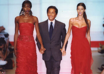 Valentino Garavani con Naomi Campbell e Gisele Bündchen in abiti rossi iconici su passerella