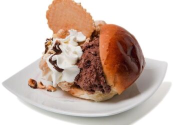 Gelato siciliano servito in una brioche