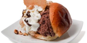 Gelato siciliano servito in una brioche